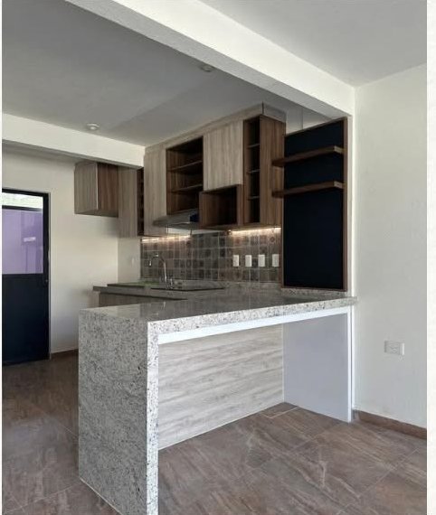Cocina moderna con barra de piedra y carpintería